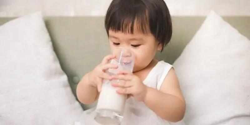 trẻ uống SỮA TƯƠI