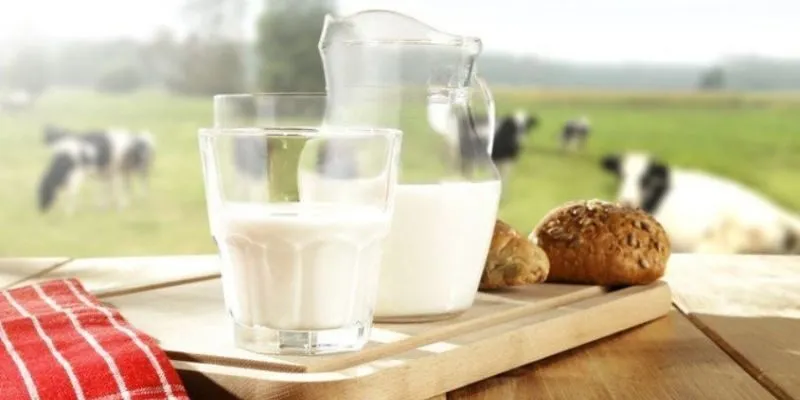 trẻ uống SỮA TƯƠI